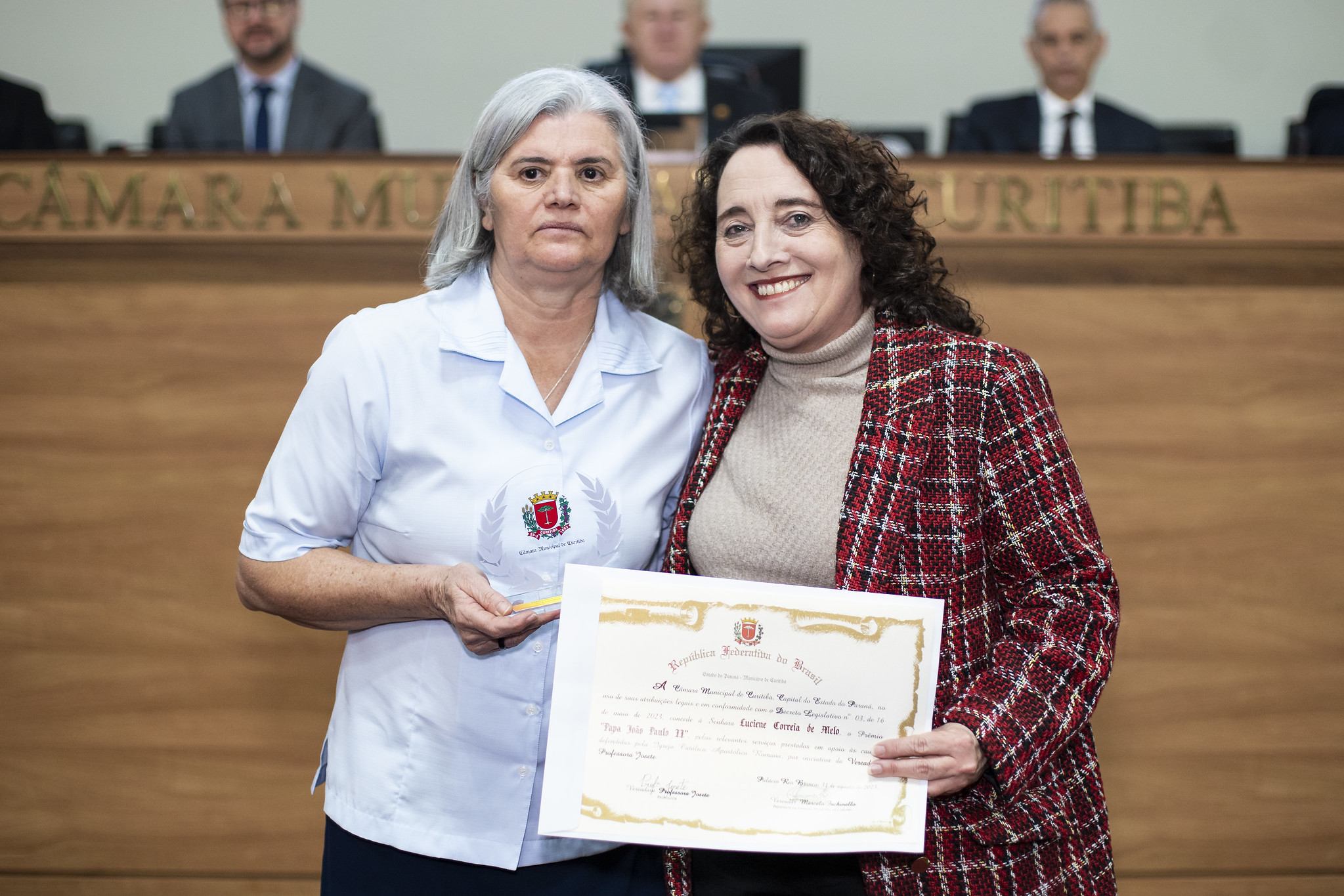 Professora Josete (PT) entrega premiação à Irmã Luciene Correia, coordenadora da Pastoral Carcerária